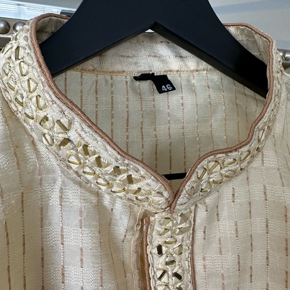 Kurta with gold embroidery - Picture 2 of 6